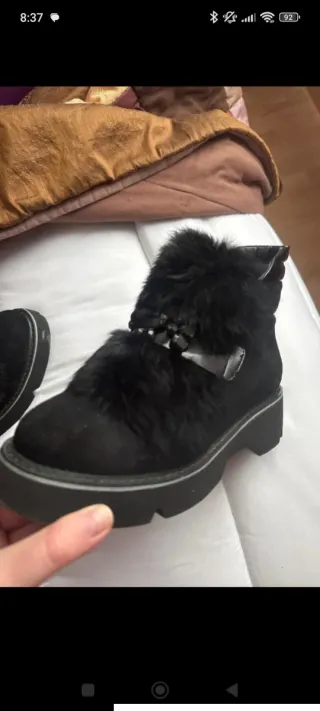 Botas negras con pelo y cremallera