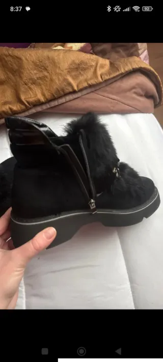 Botas negras con pelo y cremallera