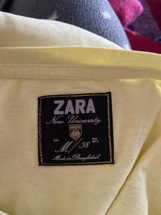 Camiseta color amarillo estampada de Zara