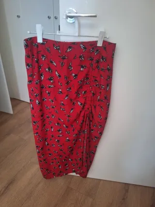 Falda midi roja con raja y estampado