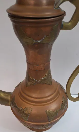 Jarrón de metal dorado y cobre