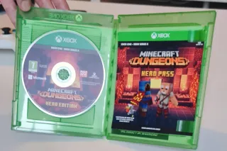 Xbox One Bianca + Gioco Minecraft Dungeons Nuovo