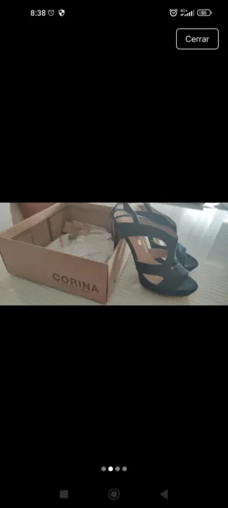Sandalias de tacón alto. Quedan ideales puestas.