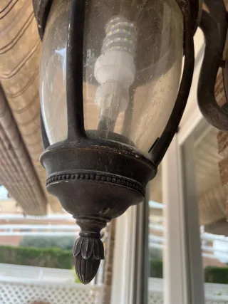 Farol de fachada metálico