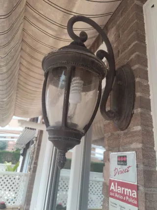 Farol de fachada metálico