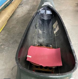 Piragua de competición verde