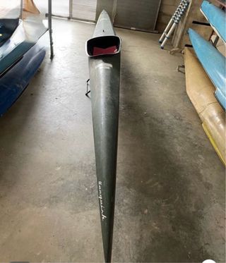 Piragua de competición verde