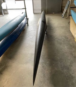 Piragua de competición verde