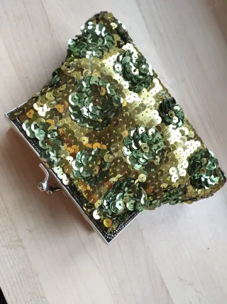 Pochette con paillettes verdi e oro