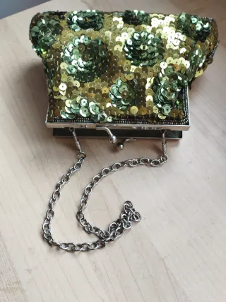 Pochette con paillettes verdi e oro