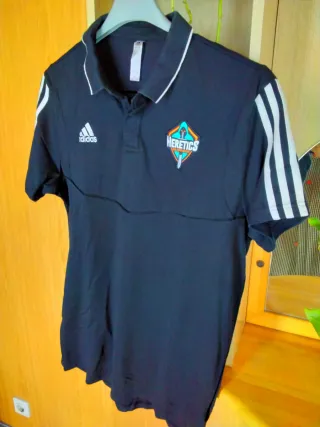 Polo Adidas Heretics.