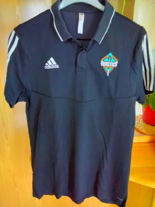 Polo Adidas Heretics.