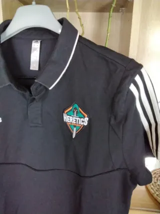 Polo Adidas Heretics.