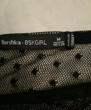 Camisa negra transparente con top.