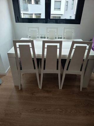 Mesa de comedor y sillas, más mueble salón