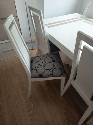 Mesa de comedor y sillas, más mueble salón