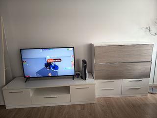 Mesa de comedor y sillas, más mueble salón