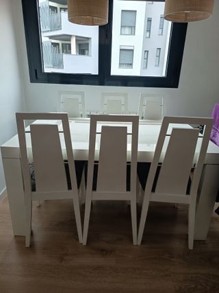 Mesa de comedor y sillas, más mueble salón