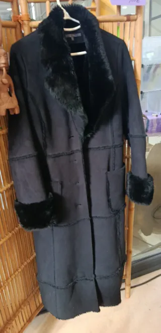 Abrigo largo Zara negro con pelo