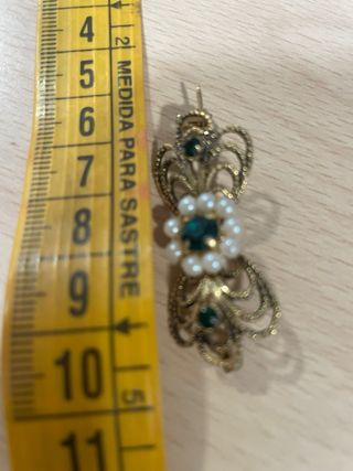 Croce e spilla ideale per abbigliamento regionale