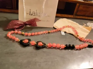 Collana con pietre rosa e dettagli neri