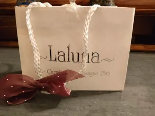 Collana con pietre rosa e dettagli neri