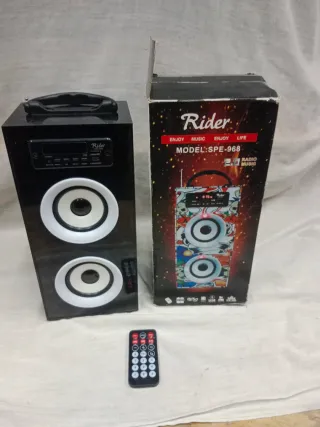 Máquina de palomitas Popcornmaker. Altavoces.Reloj