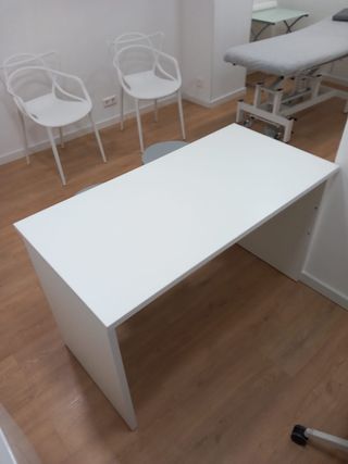 Mesa de oficina o estudio blanca