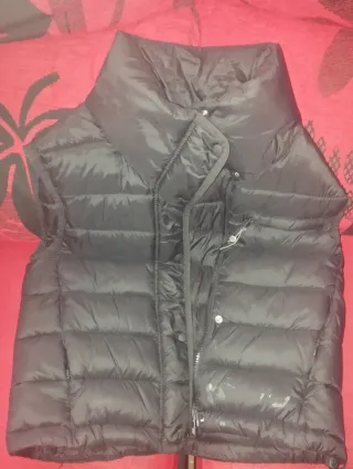 Chaleco acolchado negro "Manchas" se ve en la foto