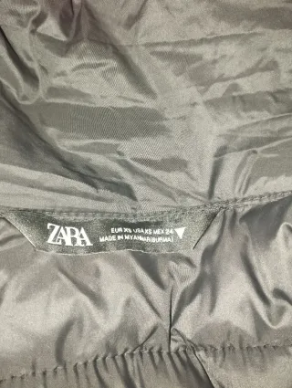 Chaleco acolchado negro "Manchas" se ve en la foto