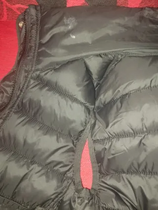 Chaleco acolchado negro "Manchas" se ve en la foto