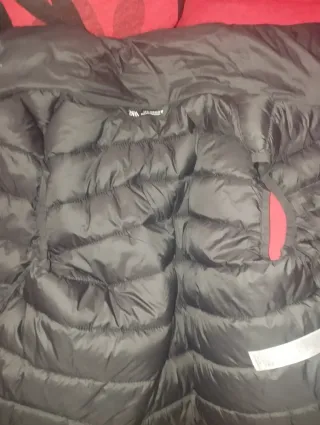 Chaleco acolchado negro "Manchas" se ve en la foto