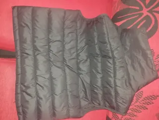 Chaleco acolchado negro "Manchas" se ve en la foto