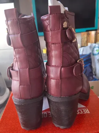 Botas de tacón con hebillas