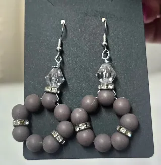 Orecchini grigi con perle e cristalli