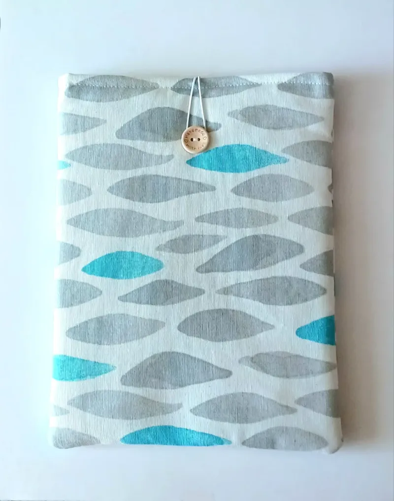 Funda protectora para libros o tablet nubes grises