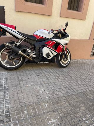 Yamaha R6 YZF Sportbike Roja y Blanca