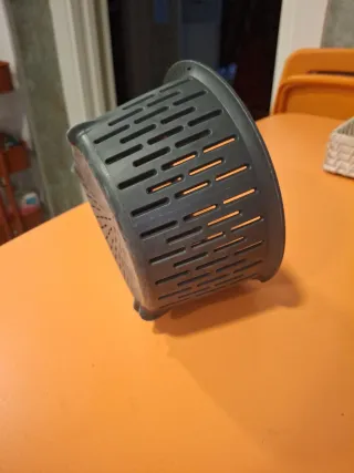 Cesto y cuchara Thermomix. La cuchara está usada.