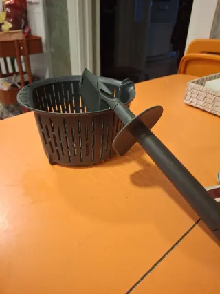 Cesto y cuchara Thermomix. La cuchara está usada.