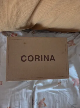 Zapatillas deportivas negras y blancas