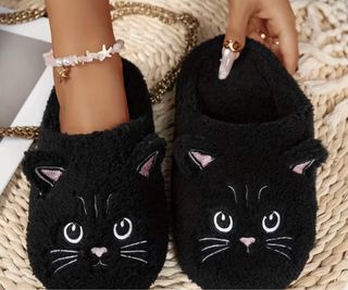 Chanclas de gato negro