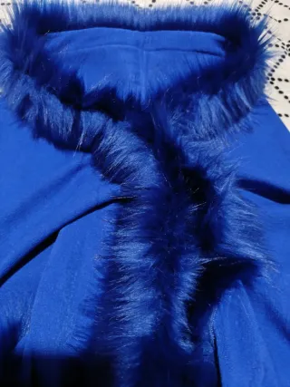 Chal azul eléctrico con pelito y broche