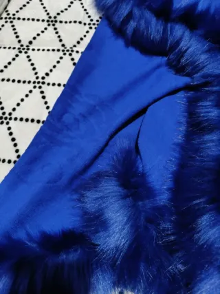 Chal azul eléctrico con pelito y broche