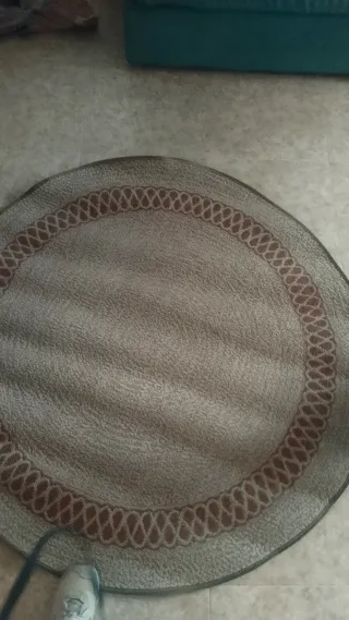 Alfombra azul y gris con diseño geométrico