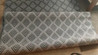 Alfombra azul y gris con diseño geométrico