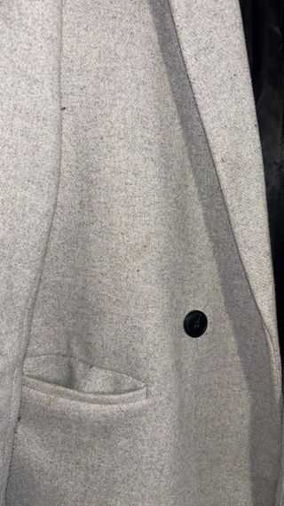 Abrigo gris de doble botonadura