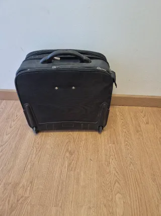 Maleta de cabina con ruedas negra