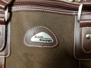 Bolso de viaje marrón y verde oliva