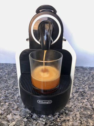 Cafetera Nespresso Blanca y Negra
