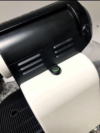 Cafetera Nespresso Blanca y Negra